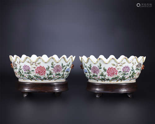 18th century, Pair of enamelled flower pattern pots