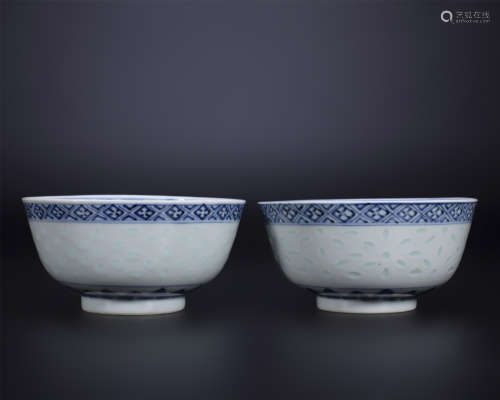 18th century, A pair of blue and white linglong porcelain bo...