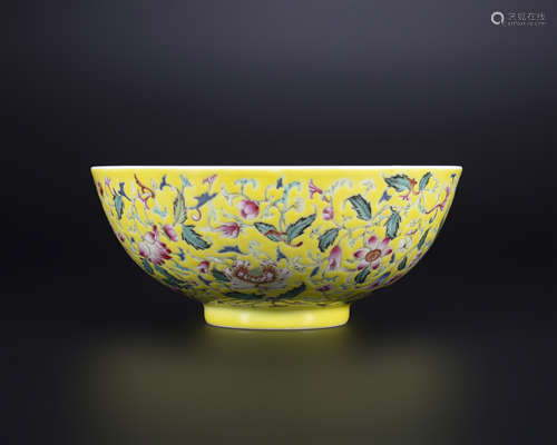 18th century, Yellow ground porcelain bowl with floral patte...