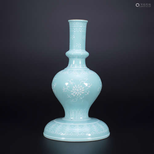 18th century, Green-glaze floral pattern porcelain vase