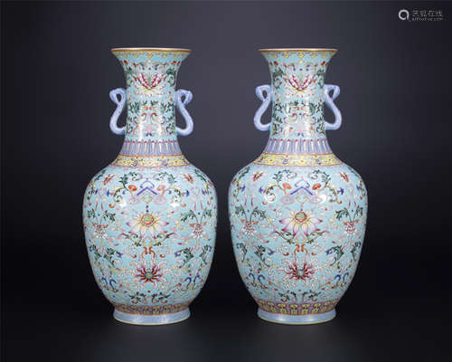 18th century, A pair of floral porcelain vases with turquois...