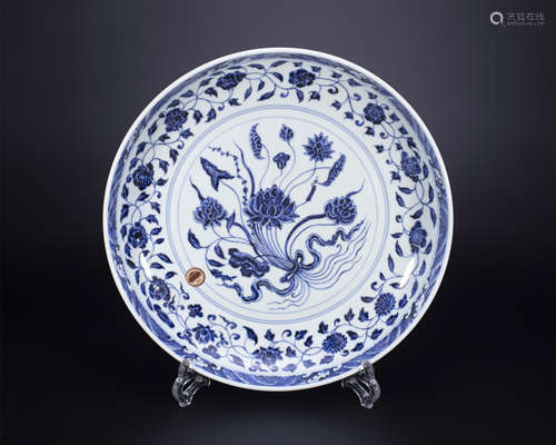 18th century, Ming blue and white lotus pattern porcelain pl...