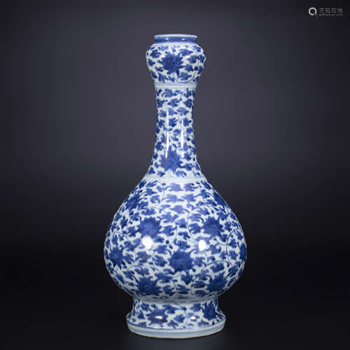 16th century, A blue and white porcelain garlic vase