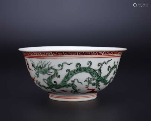 18th century, Red and green color dragon pattern porcelain b...