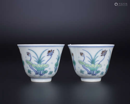 18th century, A pair of COU CAI porcelain cups with lotus pa...