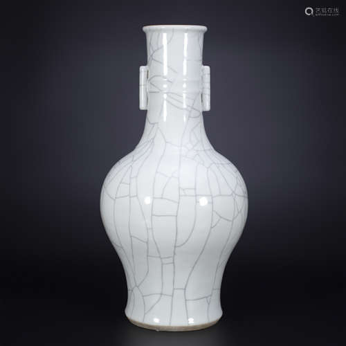 18th century, Ge-glazed porcelain vase