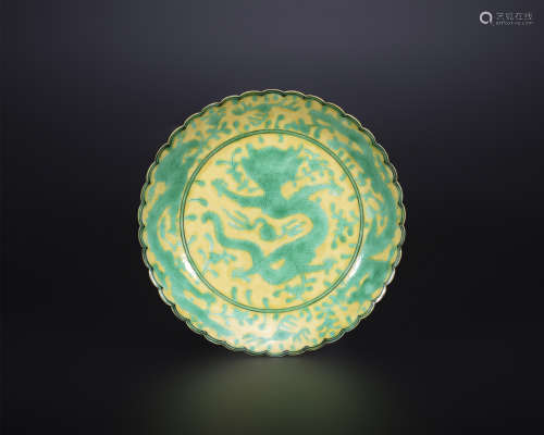 18th century, Yellow ground porcelain plate with dragon patt...