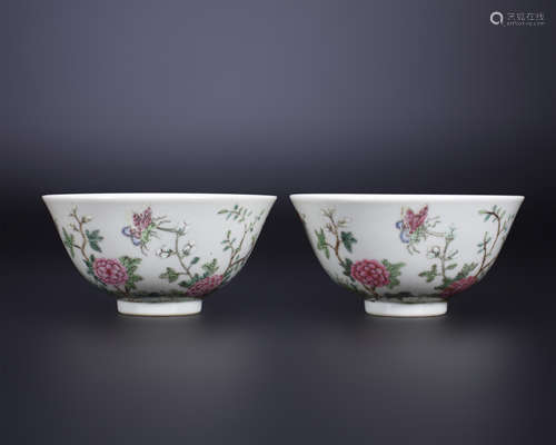 18th century, A pair of famille rose porcelain bowl with flo...