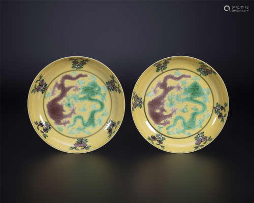 18th century, A pair of porcelain yellow ground and green dr...