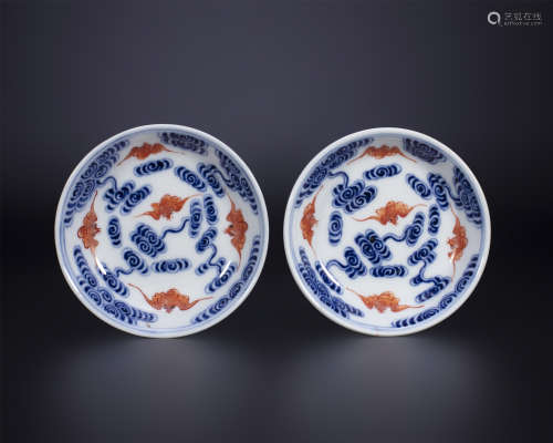 18th century, A pair of blue and white porcelain alum-red pl...