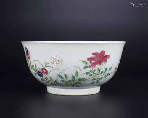 18th century, Famille rose porcelain bowl with flower and bu...