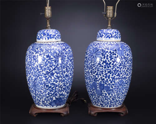 18th century, A pair of Qing blue and white porcelain lidded...