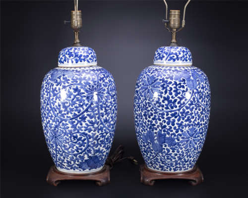 18th century, A pair of Qing blue and white porcelain lidded...