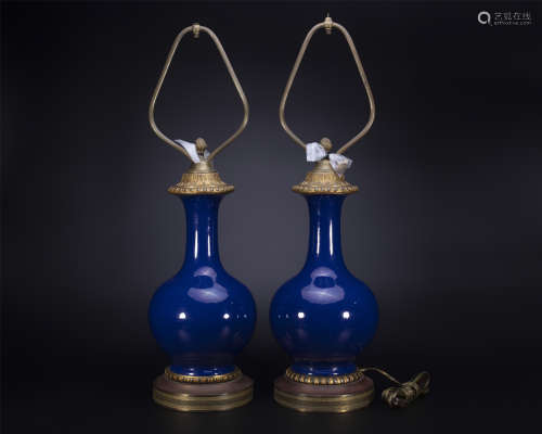 18th century, Pair of blue-glazed porcelain Tianqiu vase tab...