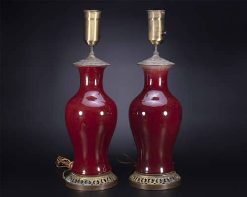 18th century, Pair of red-glazed porcelain Guanyin vase tabl...