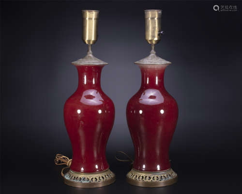 18th century, Pair of red-glazed porcelain Guanyin vase tabl...
