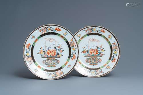 A PAIR OF CHINESE FAMILLE VERTE 'FLOWER BASKET' DI...