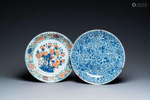 A CHINESE FAMILLE VERTE DISH AND ONE IN BLUE AND WHITE, KANG...