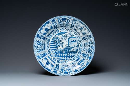 A LARGE CHINESE BLUE AND WHITE KRAAK PORCELAIN DISH WITH FIG...