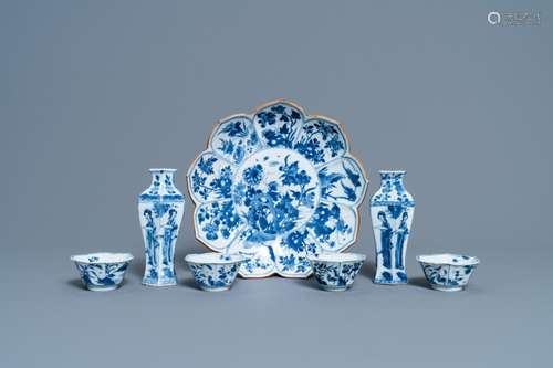 A PAIR OF CHINESE BLUE AND WHITE VASES, A 'LOTUS' ...