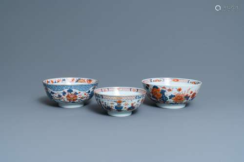 THREE CHINESE IMARI-STYLE BOWLS, KANGXI/QIANLONG