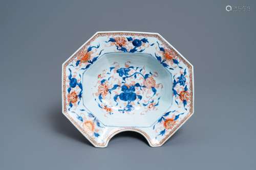 A CHINESE OCTAGONAL IMARI-STYLE SHAVING BASIN, KANGXI