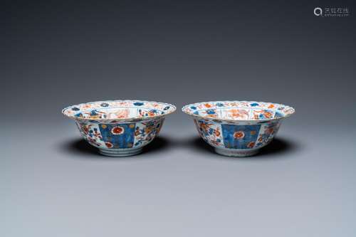 A PAIR OF CHINESE IMARI-STYLE BOWLS, KANGXI