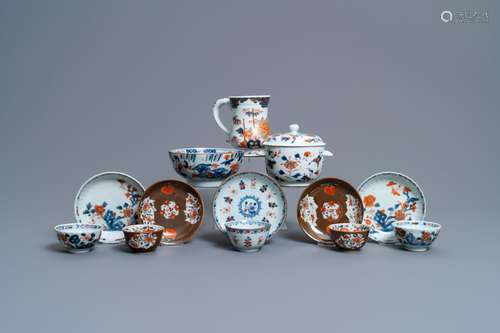 A CHINESE IMARI-STYLE PORRINGER, A MUG, A BOWL AND FIVE CUPS...