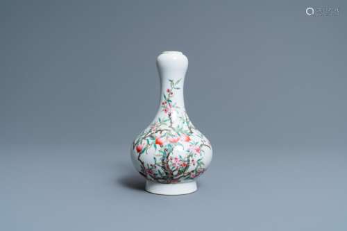 PEACHES' BOTTLE VASE, 'DUN MU TANG ZHI' MARK,...