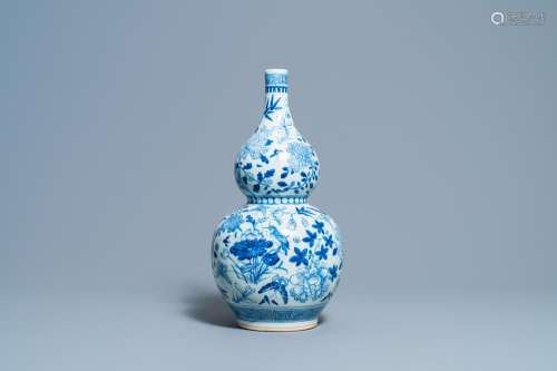 Lot 668: A CHINESE BLUE AND WHITE DOUBLE GOURD VASE, 19TH C.