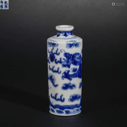 Blue and white dragon pattern snuff bottle