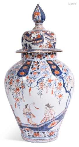 A JAPANESE ARITA VASE AND COVER, LATE 17TH OR 18TH CENTURY