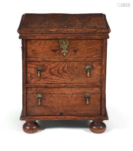 A GEORGE I ELM BOX COMMODE, CIRCA 1720