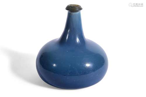 A BLUE GLASS ONION WINE BOTTLE, EARLY 18TH CENTURY