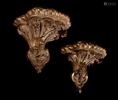 A PAIR OF CARVED GILTWOOD WALL BRACKETS, CIRCA 1730