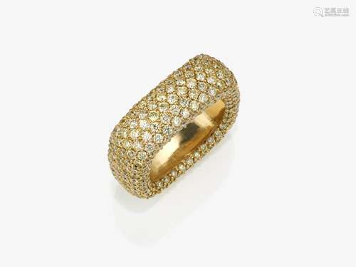 A band ring with brilliant cut diamonds in natural fancy yel...