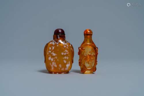 Lot 792: TWO CHINESE AMBER-SIMULATING GLASS SNUFF BOTTLES, 1...