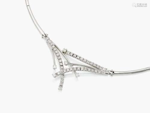 A link necklace decorated with brilliant cut diamonds
