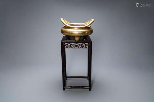 Lot 851: A LARGE CHINESE BRONZE TRIPOD CENSER, XUANDE MARK W...