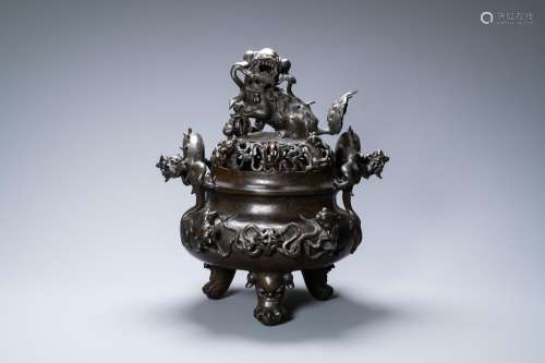 Lot 854: A VERY LARGE CHINESE BRONZE CENSER AND COVER, XUAND...