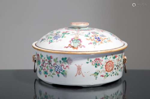 Porcelain bowl with lid. China. 19th century