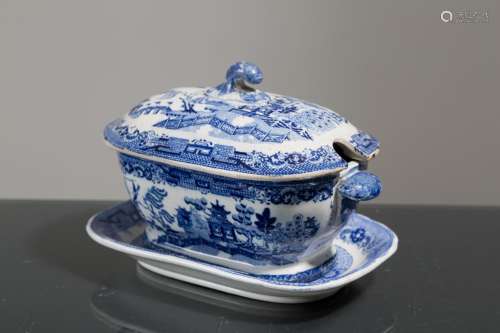 Chinese porcelain gravy boat. 19th century