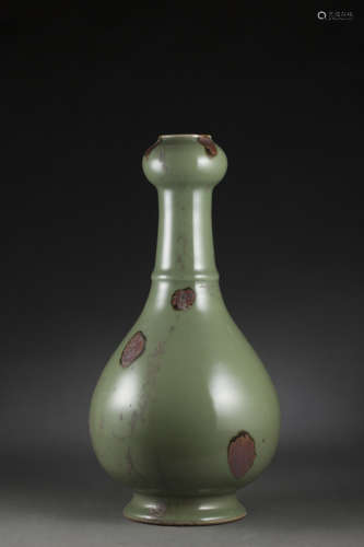 LongQuan Kiln Vase in Garlic form