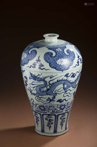 Plum vase with dragon pattern in Ming Dynasty