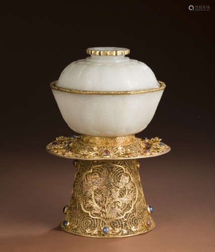 Gold-gilt hetian jade bowl from the Qing Dynasty