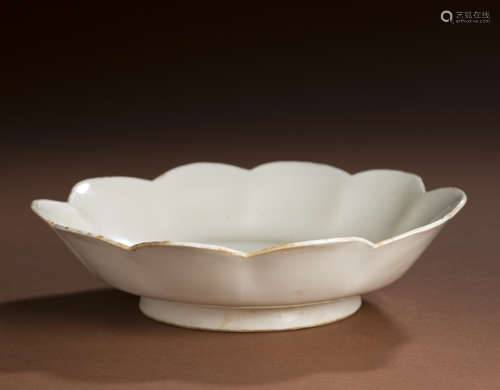 Song Dynasty Ding kiln flower mouth porcelain plate