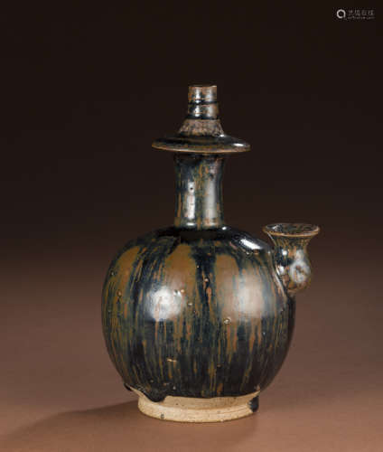 Clean water bottle built in kiln in Song Dynasty