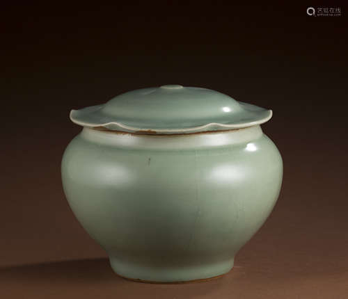 Lotus leaf pot in Longquan kiln in Song Dynasty