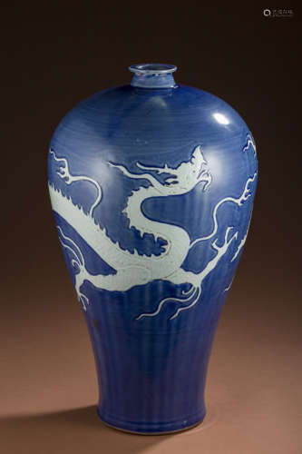 Plum vase with dragon pattern in qing Dynasty