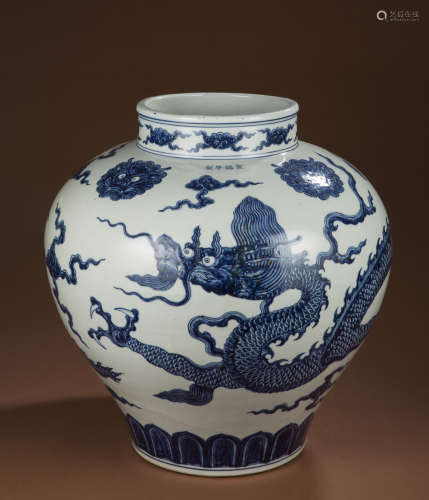 Blue and white dragon pattern porcelain of Ming Dynasty